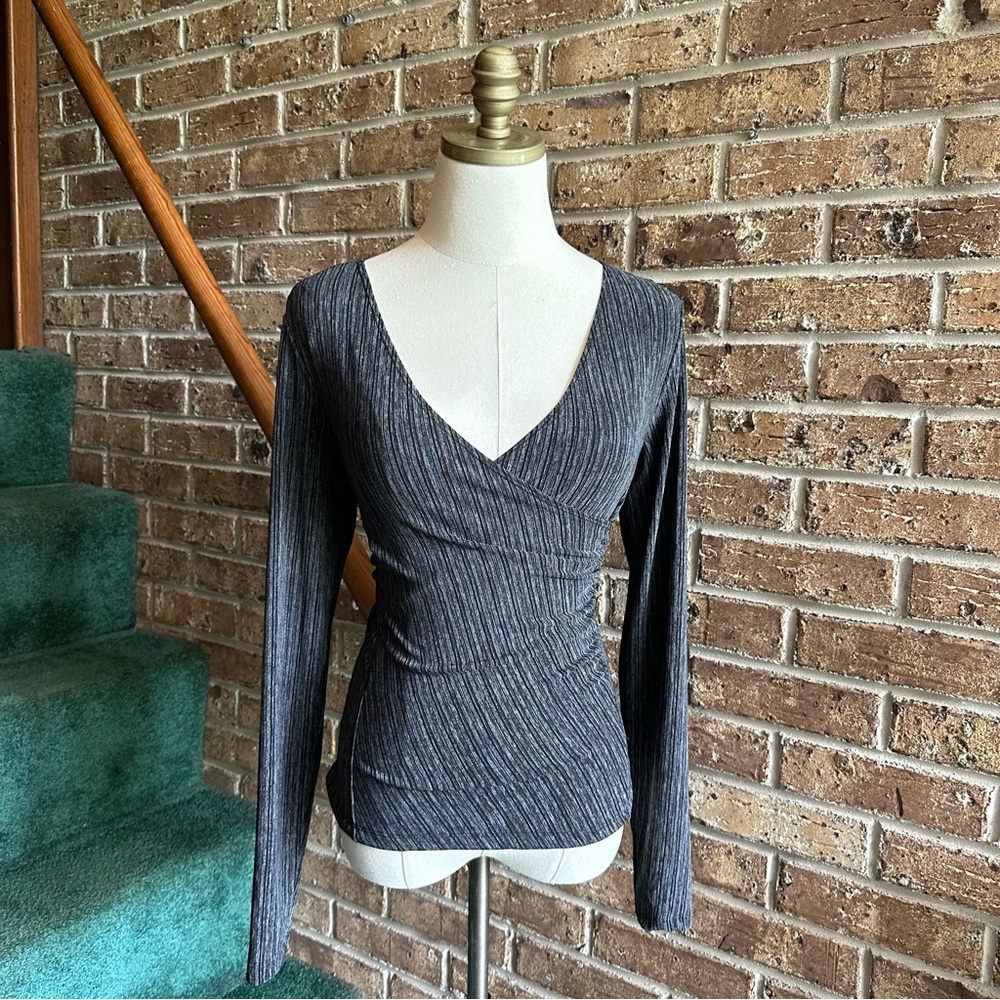 VTG Y2K 2000s RAVE Gray V-neck Quarter Sleeve Wrap Style Top